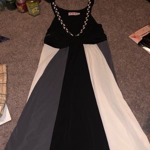 Junior’s Sleeveless Dress